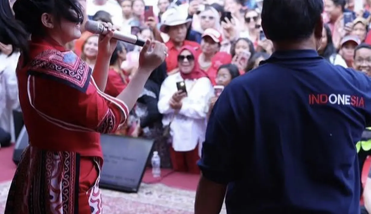 Via Vallen pun memilih gaya rambut diikat ke belakang dengan poni belah duanya. [Prabowo]