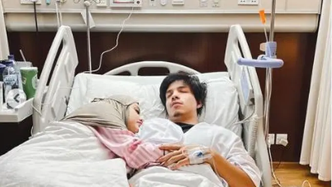 Atta Halilintar sakit terserang DBD dan harus dirawat di RS. (Foto: Tangkapan layar IG @aurelie.hermansyah)