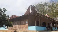 Rumah Joglo tertua di tanah Jawa milik warga bernama Mujono, berlokasi di Padukuhan Gebang, RT 16 RW 04, Kalurahan Ngloro, Kapanewonan Saptosari, Gununglidul. (Liputan6.com/ Hendro Ary Wibowo)