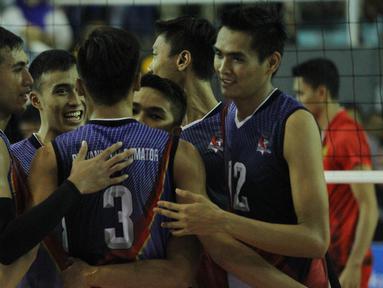 Para pevoli Bhayangkara Samator merayakan kemenangan atas TNI AU pada laga final Livoli 2017 di GOR Dimyati, Tangerang, Sabtu (9/12/2017). Bhayangkara menang 3-1 atas TNI AU. (Bola.com/Vitalis Yogi Trisna)