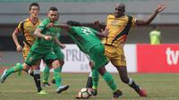 Aksi pemain Mitra Kukar, Mohamed Sissoko (kanan) menghalau bola dari kejaran pemain Bhayangkara FC, Ilham Udin Armain pada lanjutan Liga 1 2017 di Stadion Patriot, Bekasi, Jumat (21/7/2017). Bhayangkara FC menang 4-1. (Bola.com/Nicklas Hanoatubun)