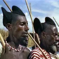 Tata rambut unik dan kekinian ternyata sudah dilakukan warga Rwanda sejak dulu kala. Seni menata mahkota kepala ini bernama Amasunzu.