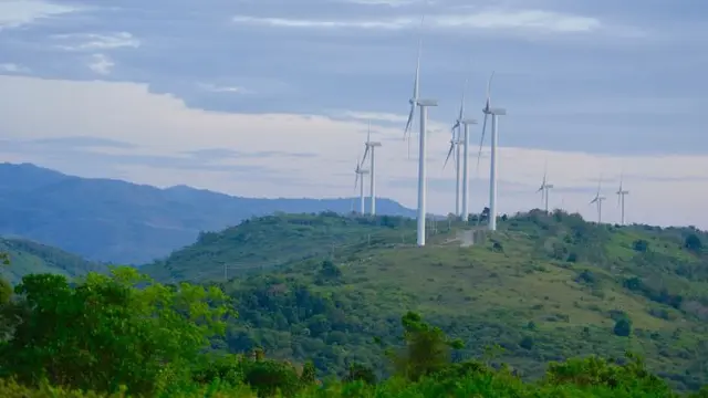 Pembangkit Listrik Tenaga Bayu (PLTB) Sidrap berkapasitas 75 Mega Watt (MW), Sulawesi Selatan.