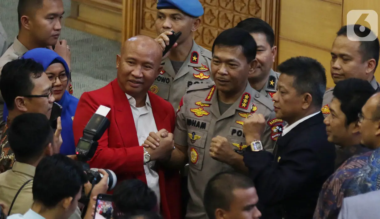 Ekspresi Komjen Pol Idham Azis (tengah) setelah ditetapkan sebagai Kapolri dalam rapat paripurna di Kompleks Parlemen, Jakarta,  Kamis (31/10/2019). Rapat paripurna DPR menyetujui Idham Aziz menjadi Kapolri menggantikan Jenderal Polisi (Purn) Tito Karnavian. (Liputan6.com/JohanTallo)