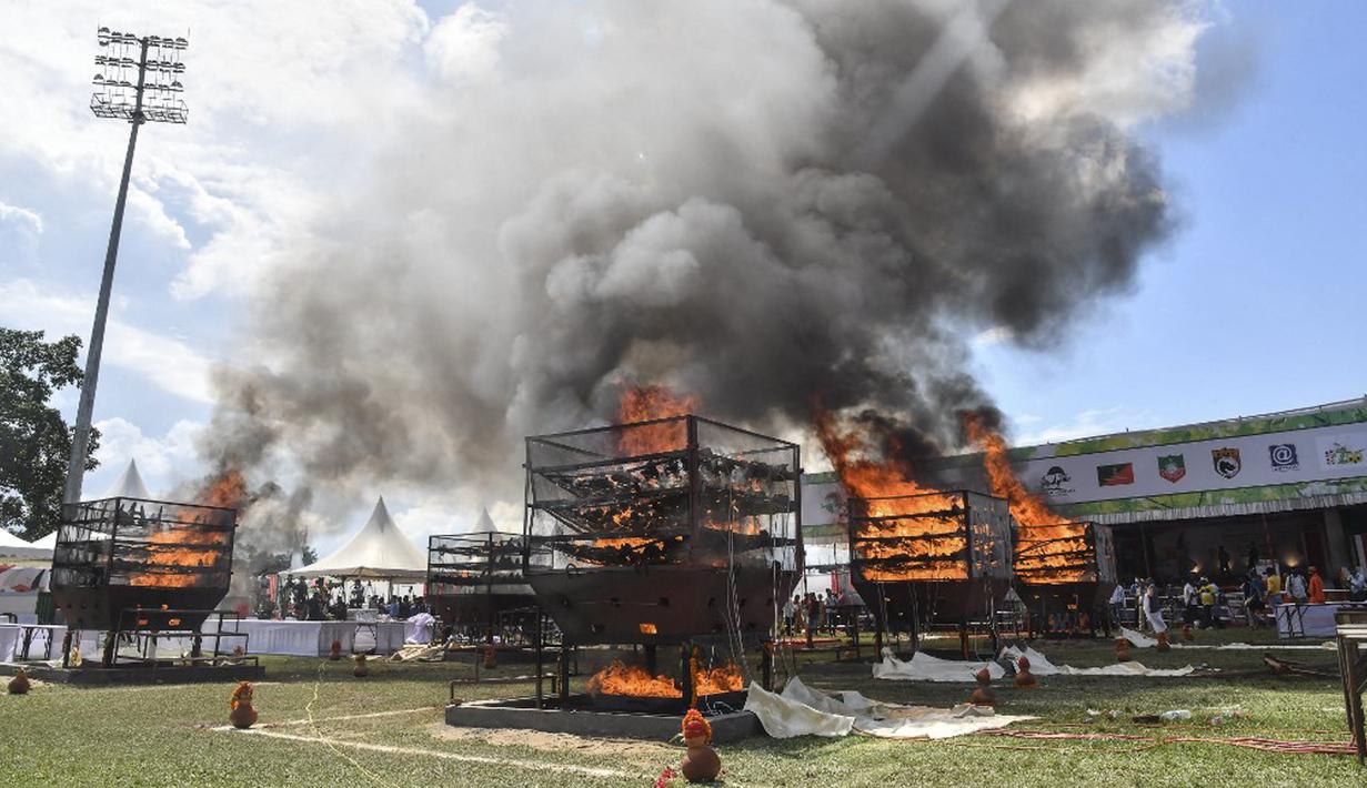Cula badak sitaan dibakar pada tungku untuk menandai Hari Badak Sedunia dekat Taman Nasional Kaziranga, Bokakhat, India, 22 September 2021. Meski perburuan ilegal, cula badak terus dicari karena diangga sebagai obat dan sebagai simbol status di India. (Biju BORO/AFP)