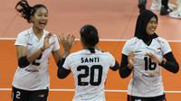 Selebrasi pemain Timnas voli putri Indonesia (dari kiri) Maradanti Namira, Junaida Santi dan Putri Agustin setelah mencetak angka saat menghadapi Kazakhstan pada laga Grup B AVC Challenge Cup 2024 di Rizal Memorial Coliseum, Manila, Filipina, Sabtu (25/5/2024). Indonesia kalah 0-3 (17-25, 13-25, 22-25). (Asian Volleyball Confederation)
