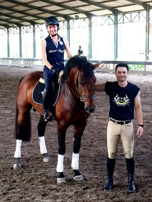 Nabila Syakieb dan Reshwara memiliki kegemaran olahraga yang sama yaitu berkuda. Nabila kerap mengunggah foto-foto kebersamaan mereka di akun instagramnya. (via instagram/@nsyakieb85)