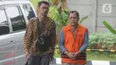 Kepala Dinas PUPR nonaktif Bengkayang, Alexius (kanan) tiba menjalani pemeriksaan di gedung KPK, Jakarta, Jumat (29/11/2019). Alexius diperiksa sebagai tersangka dalam kasus dugaan suap proyek pekerjaan di Pemkab Bengkayang, Kalimantan Barat Tahun 2019. (merdeka.com/Dwi Narwoko)