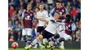 Pemain baru Manchester United, Bastian Schweinsteiger menghadang laju dari pemain Aston Villa, Idrissa Gueye pada laga Liga Inggris di Stadion Villa Park, Inggris, Jumat (14/8/2015). MU berhasil menaklukan Villa 1-0. (EPA/Hannah Mckay)