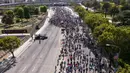 Foto udara menunjukkan ribuan demonstran melakukan protes di luar Gedung Federal melawan Israel dan mendukung warga Palestina selama konflik saat ini di Timur Tengah, Westwood, Los Angeles, Amerika Serikat, Sabtu (15/5/2021). (AP Photo/Ringo H.W. Chiu)