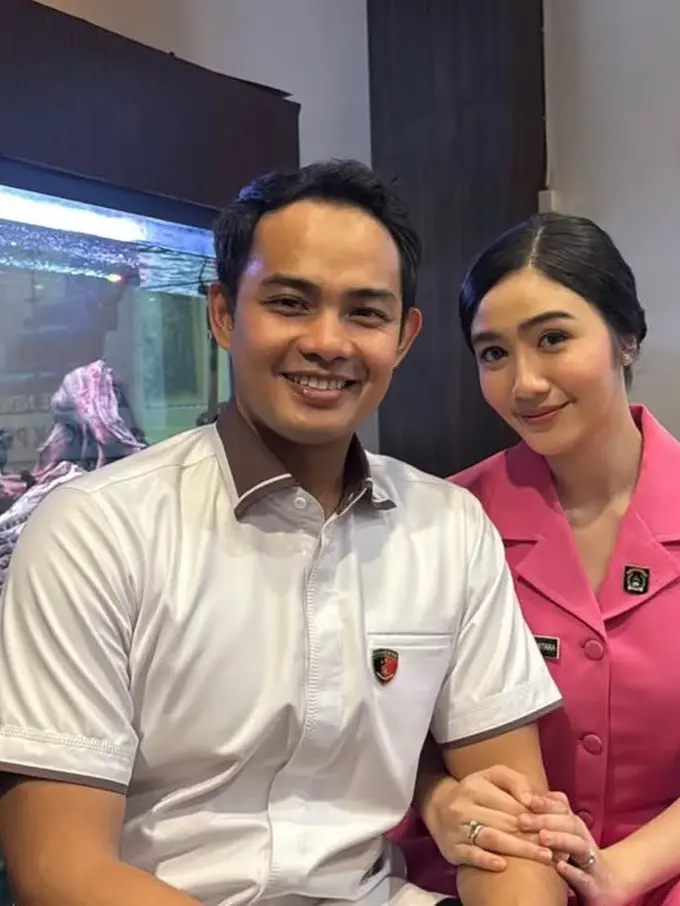 Febby Rastanty Jadi Ibu Bhayangkari Dibalut Seragam Pink
