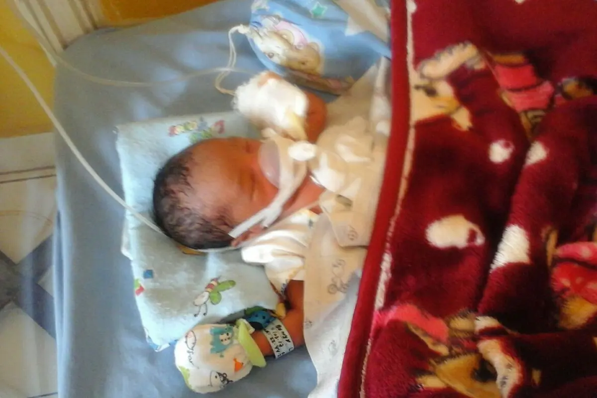 Bayi malang yang dibuang ibu kandungnya mengalami sesak nafas (Liputan6.com/Nefri Inge)