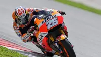 Pebalap Repsol Honda, Dani Pedrosa, menjadi yang tercepat pada hari pertama tes MotoGP 2018 yang berlangsung di Sirkuit Sepang, Malaysia, Minggu (28/1/2018). (AFP/Mohd Rasfan)