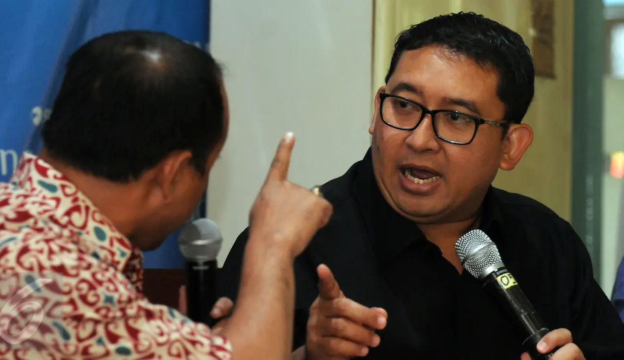 Wakil Ketua DPR RI, Fadli Zon (kanan) saat berdiskusi dengan ahli hukum TemanAhok, Andi P Syafrani di Jakarta, Sabtu (18/6). Diskusi mengangkat tema Mencari Sumber yang Waras. (Liputan6.com/Helmi Fithriansyah)