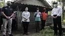 Ketua DPR RI Puan Maharani (kedua kiri) didampingi Menko PMK Muhadjir Effendy (kanan) dan Menteri Sosial Juliari Batubara (kiri) saat menyerahkan langsung Bantuan Sosial Tunai (BST) kepada warga di Desa Cikande, Kecamatan Jayanti, Kabupaten Tangerang, Selasa (23/6/2020). (Liputan6.com/Johan Tallo)
