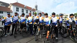 Peserta mengikuti Fun Bike dalam rangka menyambut HUT ke-69 Bank Tabungan Negara (BTN) di Jakarta, Sabtu (9/2). Fun Bike HUT BTN diikuti oleh lebih dari 1.000 peserta. (Liputan6.com/Johan Tallo)