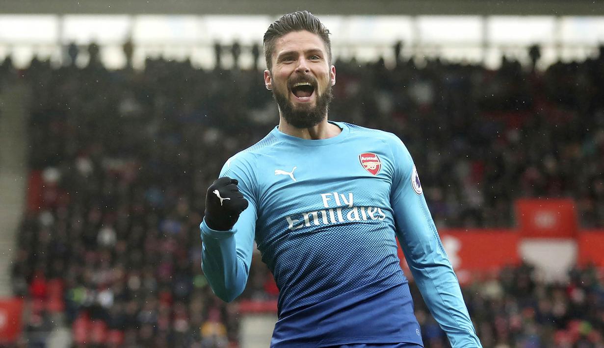 Striker Arsenal, Olivier Giroud, melakukan selebrasi usai mencetak gol ke gawang Southampton pada laga Premier League di Stadion St Mary's, Minggu (10/12/2017). Arsenal bermain imbang 1-1 dengan Southampton. (AP/Adam Davy)