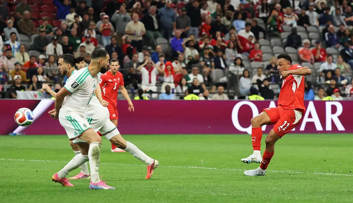Pemain Swiss Dan Ndoye mencetak gol kedua timnya selama pertandingan babak 32 besar Piala Dunia FIFA 2026 antara Swiss dan Aljazair di BC Place Vancouver, British Columbia, Kamis, (02/07/2026). (AFP/ Getty Images/ Alex Grimm)