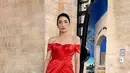 Kali ini Tyas Mirasih tampil merona dengan gaun berwarna merah. Off shoulder gown rancangan Teng Yane ini memiliki potongan A-Line di bagian bawah. (instagram/tyasmirasih)