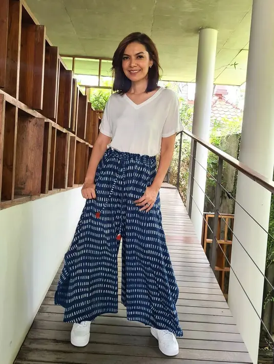 Simpel dan hangat adalah kata yang tepat untuk mendeskripsikan outfit Najwa Shihab saat menggunakan kaos putih polos yang dipadu padankan dengan celana kulot batik berwarna biru. (instagram/najwashihab)