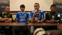 Achmad Jufriyanto dan Arthur Gevorkyan asal Turmeknistan, resmi diperkenalkan Persib Bandung, (Kamis, 18/4/2019). (Bola.com/Erwin Snaz)