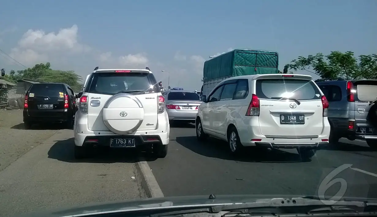 Sejumlah mobil berjejer 4 jalur menuju Jembatan Comal, Jawa Tengah, Jumat (1/8/14). (Liputan6.com/Irna Gustiawati)