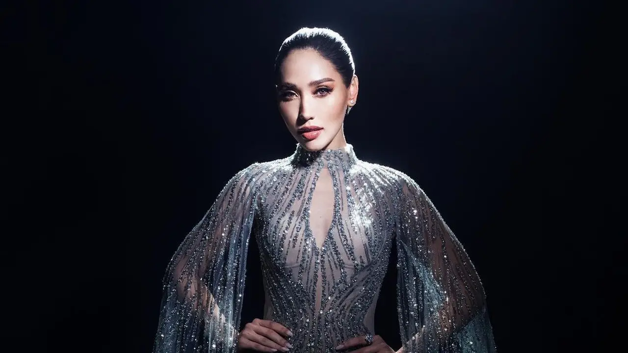 Pesona Dewi Air dari Laksmi DeNeefe dalam Gaun Malam Waterfall di Ajang Miss Universe 2022