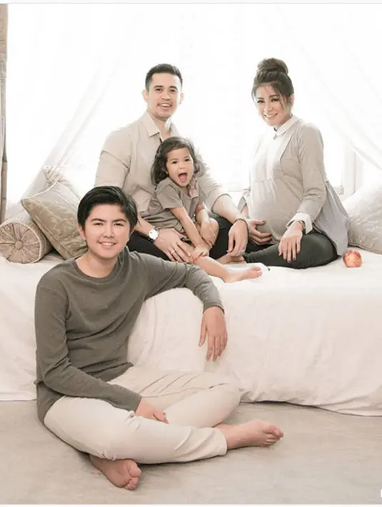 Artis senior itu tengah mengandung anak keduanya dari pernikahannya dengan Aufar Hutapea. Belum lama ini Olla juga melakukan foto kehamilan alias maternity foto. Tidak hanya sendiri, ia juga ditemani suami serta anaknya. (Instagram/ollaramlanaufar)