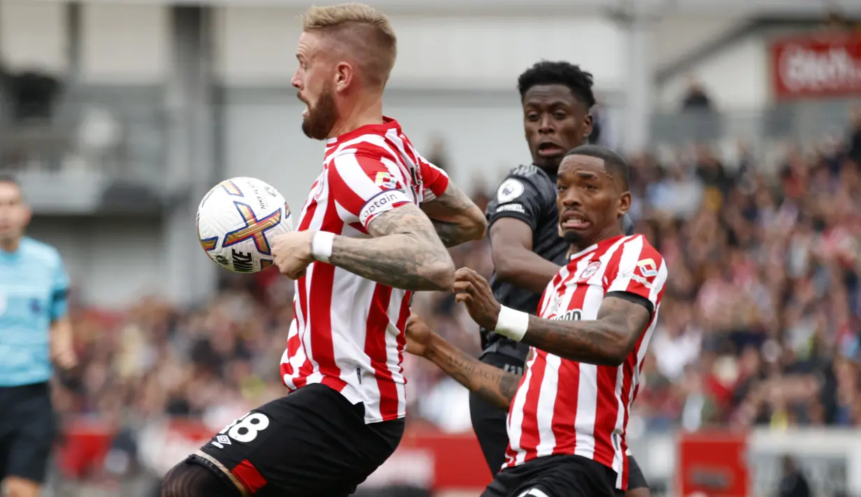 Ivan Toney. Striker Brentford berusia 26 tahun ini total telah mencetak 6 gol dan 2 assist dalam 9 laga di Liga Inggris musim 2022/2023 ini. Salah satu aksi terbaiknya adalah saat ia membuat hattrick ke gawang Leeds United di pekan ke-6 (3/9/2022) yang membawa Brentford akhirnya menang 5-2. (AP/David Cliff)