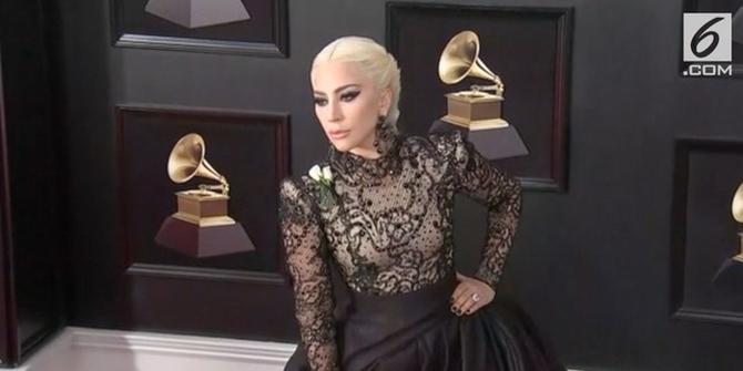 VIDEO: Grammy Awards, Lady Gaga Pakai Mawar Putih