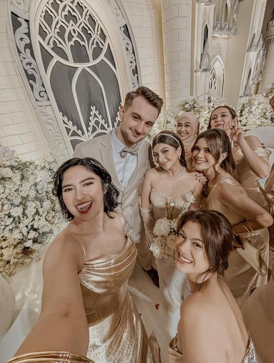 Tampil sebagai bridesmaid bersama dengan rekan artis lainnya, Audi Marissa tampil kompak dengan busana bernuansa gold. Di antaranya, ada Ria Ricis dan Ochi Rosdiana yang selfie bersama dengan pasangan pengantin yang berbahagia, Sarah Keihl dan Kilian Poter. (Liputan6.com/IG/@audimarissa)