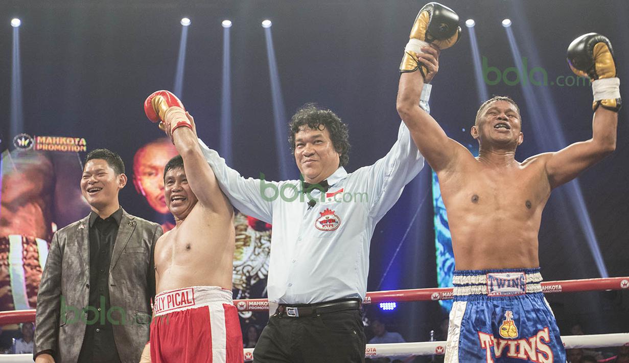 Partai ini juga digelar sebagai penghargaan kepada Ellyas Pical yang merupakan petinju Indonesia pertama yang meraih sabuk juara dunia. (Bola.com/Vitalis Yogi Trisna)