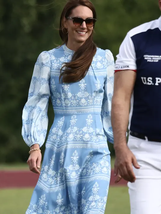 Seperti pengunjung polo mana pun, ia melengkapinya dengan kacamata hitam merek kacamata Inggris Finlay's Vivian.  (AFP/Henry Nicholls)