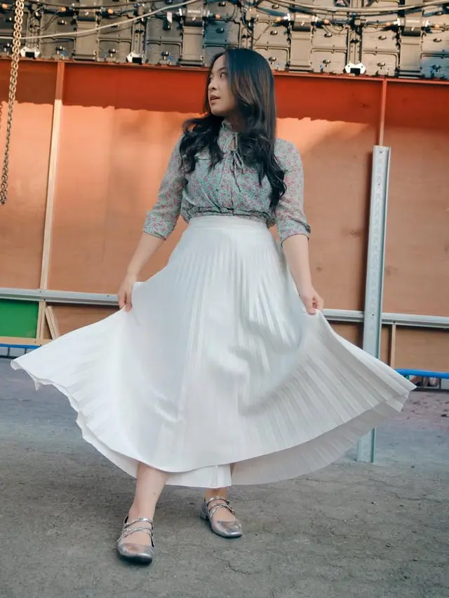Begini Gaya Bernadya Saat Tidak Mengenakan Pakaian Hitam. [@bernadyaribka]