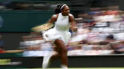 Aksi petenis putri AS, Serena Williams, saat melawan petenis putri Swiss, Amra Sadikovic, dalam turnamen tenis Wimbledon di All England Lawn Tennis & Croquet Club, Wimbledon, Inggris, (28/6/2016). (Reuters/Stefan Wermuth)