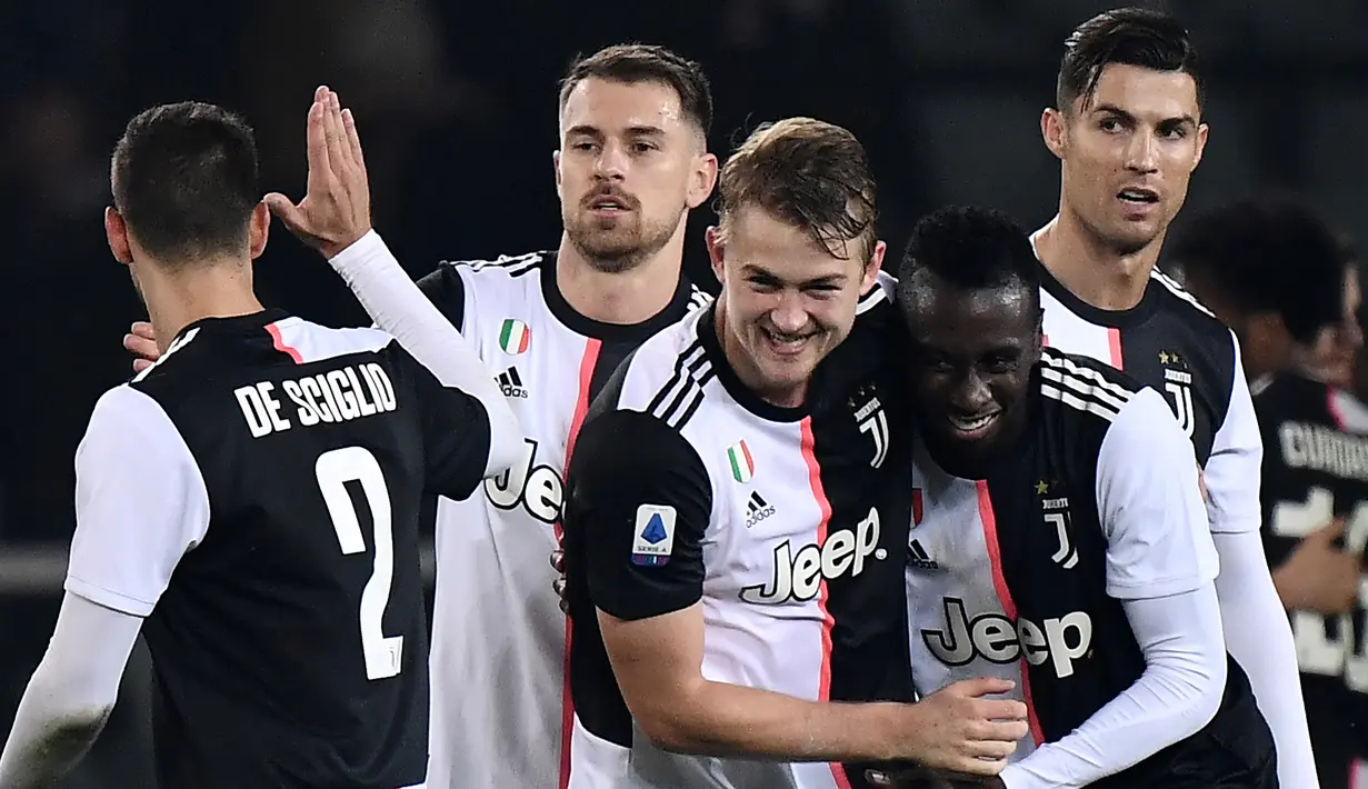 Para pemain Juventus merayakan gol yang dicetak oleh Matthijs de Ligt ke gawang Torino pada laga Serie A Italia di Stadion Olimpico, Turin, Sabtu (2/11). Torino kalah 0-1 dari Juventus. (AFP/Marco Bertorello)