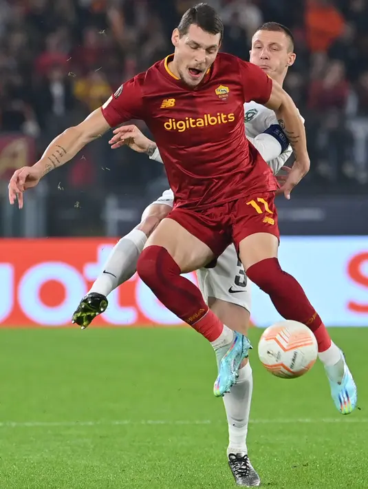 Bek Ludogorets, Anton Nedyalkov (Belakang) menjegal pemain depan AS Roma Andrea Belotti pada Matchday 6 Grup C Liga Eropa 2022-2023 di Olimpico, Jumat (4/10/2022) dini hari WIB. Roma akan tampil di partai play-off knockout Liga Europa melawan tim buangan dari Liga Champions. (Alberto PIZZOLI / AFP)