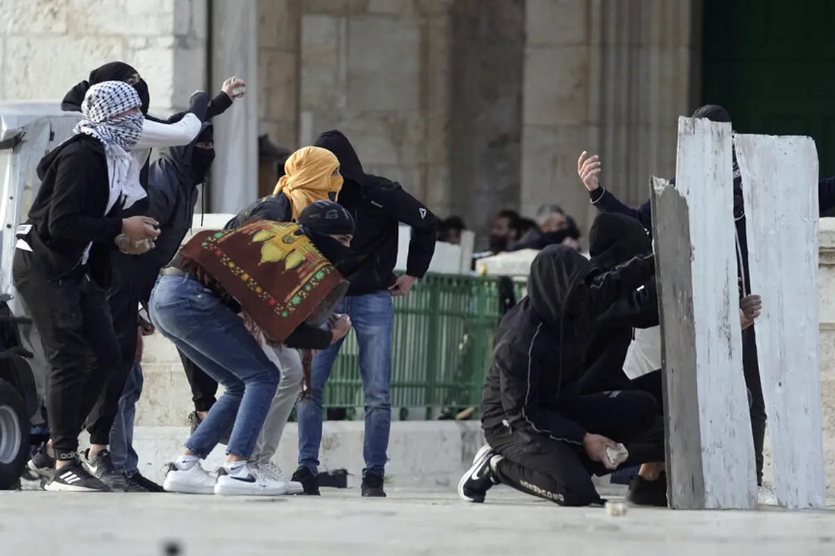 FOTO: Pemuda Palestina dan Polisi Israel Kembali Bentrok di Kompleks Masjid Al Aqsa
