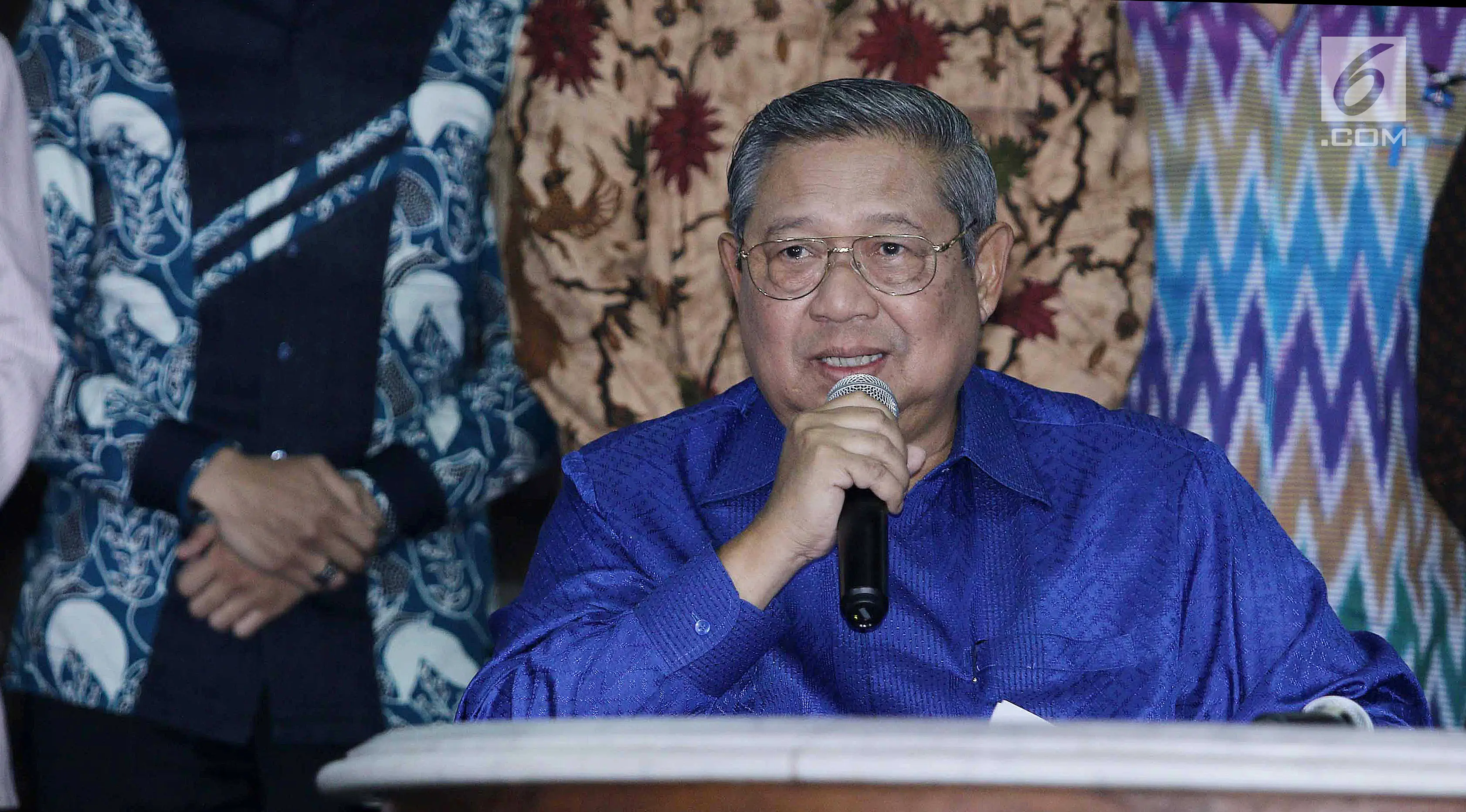 Ketua Umum Partai Demokrat Susilo Bambang Yudhoyono ketika memberikan keterangan pers di kediamannya di Cikeas, Bogor, Kamis (27/7). Pertemuan komunikasi dan kerja sama sepakat tidak membentuk koalisi untuk saat ini. (Liputan6.com/Herman Zakharia)