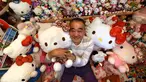 Seorang pensiunan perwira polisi Jepang yang bernama Masao Gunji berfoto bersama koleksi boneka Hello Kitty di rumahnya di Yotsukaido, Chiba, Jepang (28/6). (AFP Photo/AFPBB/Yoko Akiyoshi)