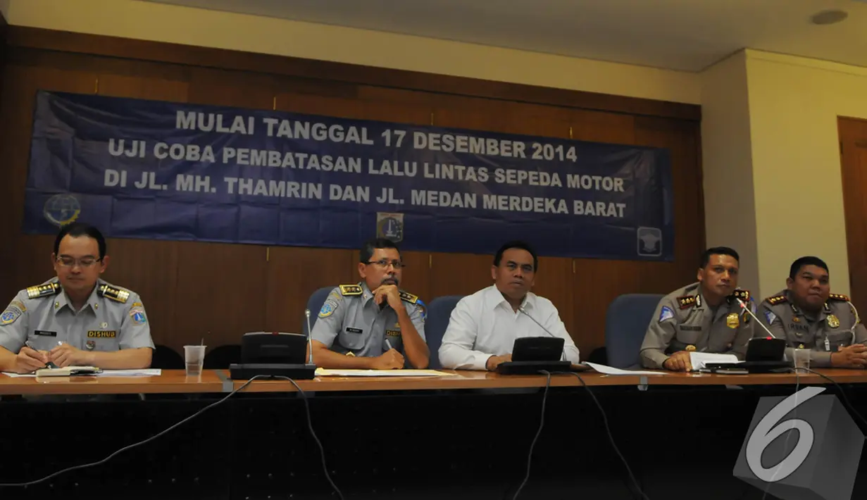 Pemda DKI bersama Dishub dan Polda Metro Jaya mengadakan konferensi pers terkait pelarangan sepeda motor melintas di beberapa kawasan di Jakarta, Selasa (2/12/2014). (Liputan6.com/Herman Zakharia)