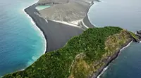 Drone yang dioperasikan oleh Woods Hole Sea Education Association (SEA) mengunjungi pulau vulkanik baru di negara kepulauan Pasifik Selatan, Tonga. Pulau baru ini lahir pada tahun 2015. (Dokumentasi SEA)