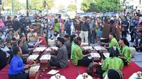 Pupuh Tabuh di Titik Nol Km Yogyakarta menarik perhatian wisatawan. (Foto: Ardhike Indah/KRjogja.com)