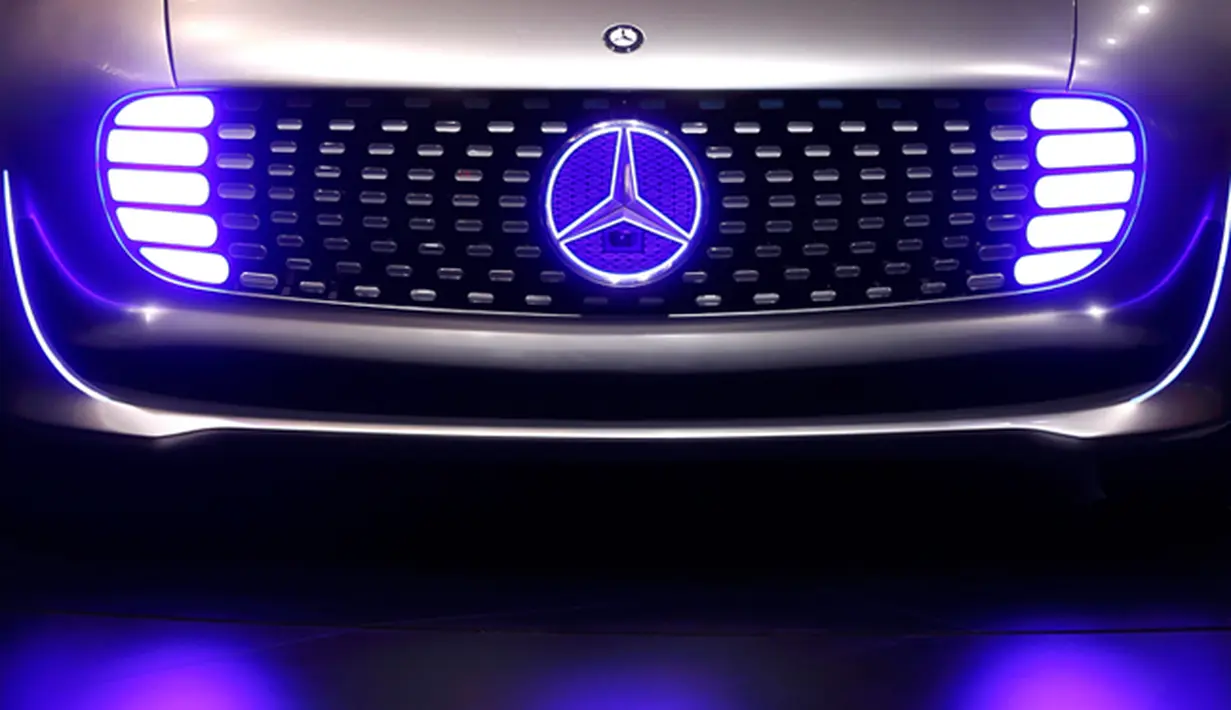 Lampu depan mobil Mercedes-Benz F 015 Luxury in Motion disajikan selama 66th (IAA) di Frankfurt, Jerman (16/9/2015). Pameran ini di selenggarakan mulai tanggal 15-27 September 2015. (AFP PHOTO/ODD ANDERSEN)