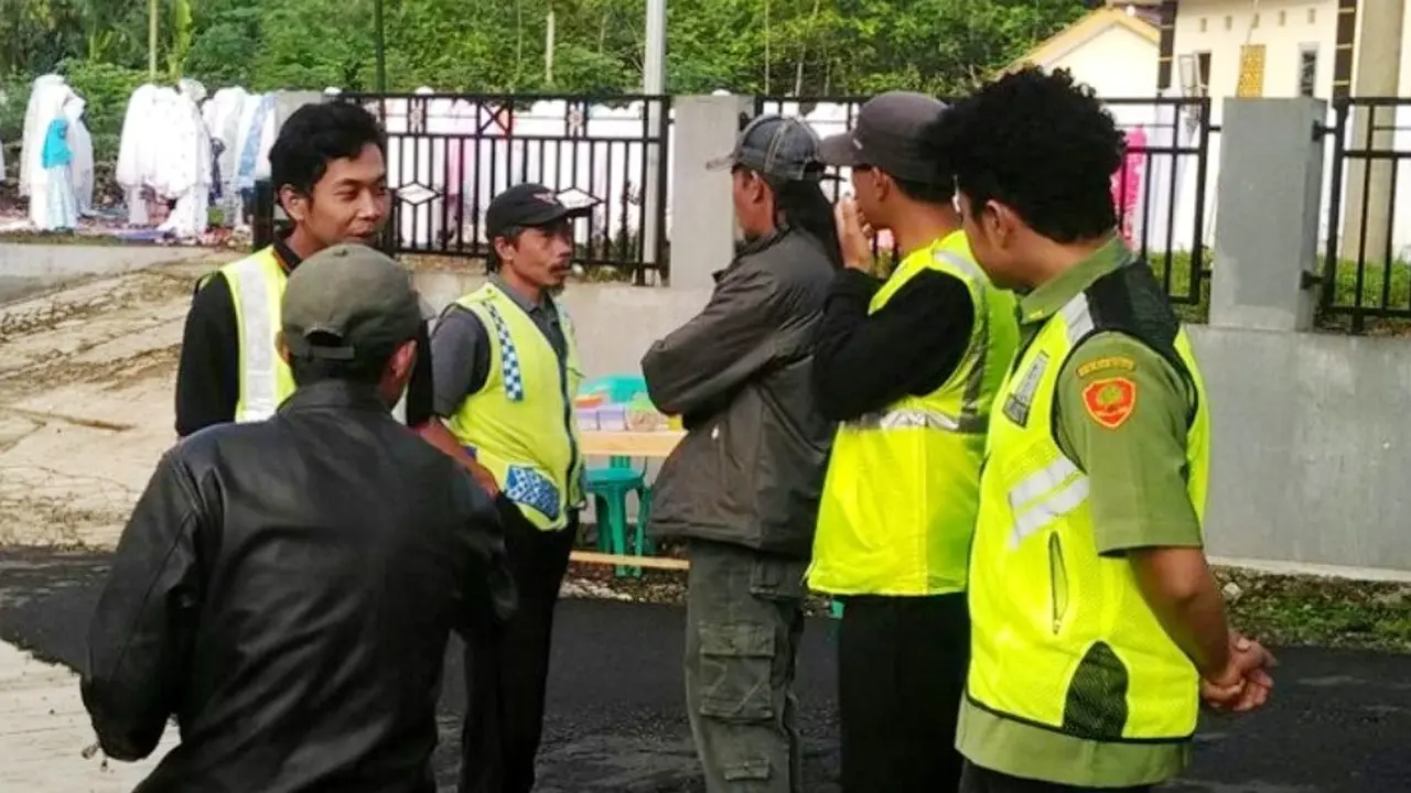 Banser dan Pemuda Gereja Kristen Jawa (GKJ) Pangalusan, Purbalingga bersama-sama mengamankan Salat Idul Fitri. (Liputan6.com/Dinhubkominfo PBG/Muhamad Ridlo)