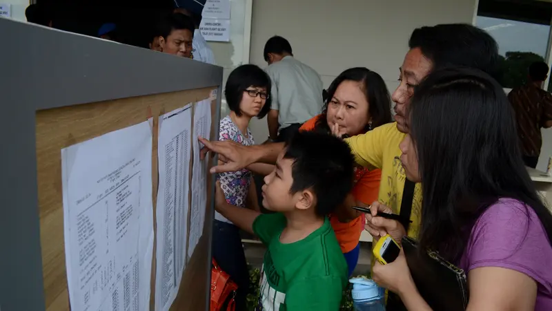 Kecemasan Keluarga Penumpang AirAsia QZ8501 di Bandara Juanda