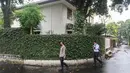 Petugas kepolisian melintas di depan rumah dinas Kadiv Propam Polri Irjen Ferdy Sambo di Kompleks Polri Duren Tiga, Pancoran, Jakarta Selatan , Rabu (13/7/2022). Rumah dinas Kadiv Propam Polri ini diduga menjadi lokasi penembakan yang menewaskan Brigadir J. (Liputan6.com/Faizal Fanani)