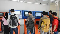 Calon penumpang kereta api membeli tiket di Stasiun Pasar Senen, Jakarta, Selasa (16/4). PT KAI Daop 1 Jakarta mengoperasikan 11 KA tambahan tujuan Bandung, Cirebon, Kutoarjo, Yogyakarta, dan Solo. (Liputan6.com/Herman Zakharia)