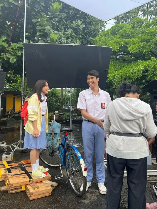 Prilly Latuconsina saat syuting dengan Yesaya Abraham Sitanggang untuk film Gita Cinta dari SMA. (Foto: Instagram/ prillylatuconsina96)