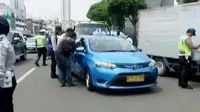Taksi yang beroperasi pasca-mogok kemarin menjadi sasaran razia yang digelar Dishub Jakarta Pusat, TNI dan Polri.